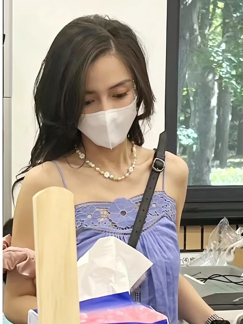近日网上疯传多张Angelababy性感现身小海绵就读的上海中学国际部的义卖活动。 近日网上疯传多张Angelababy性感现身小海绵就读的上海中学国际部的义卖活动。