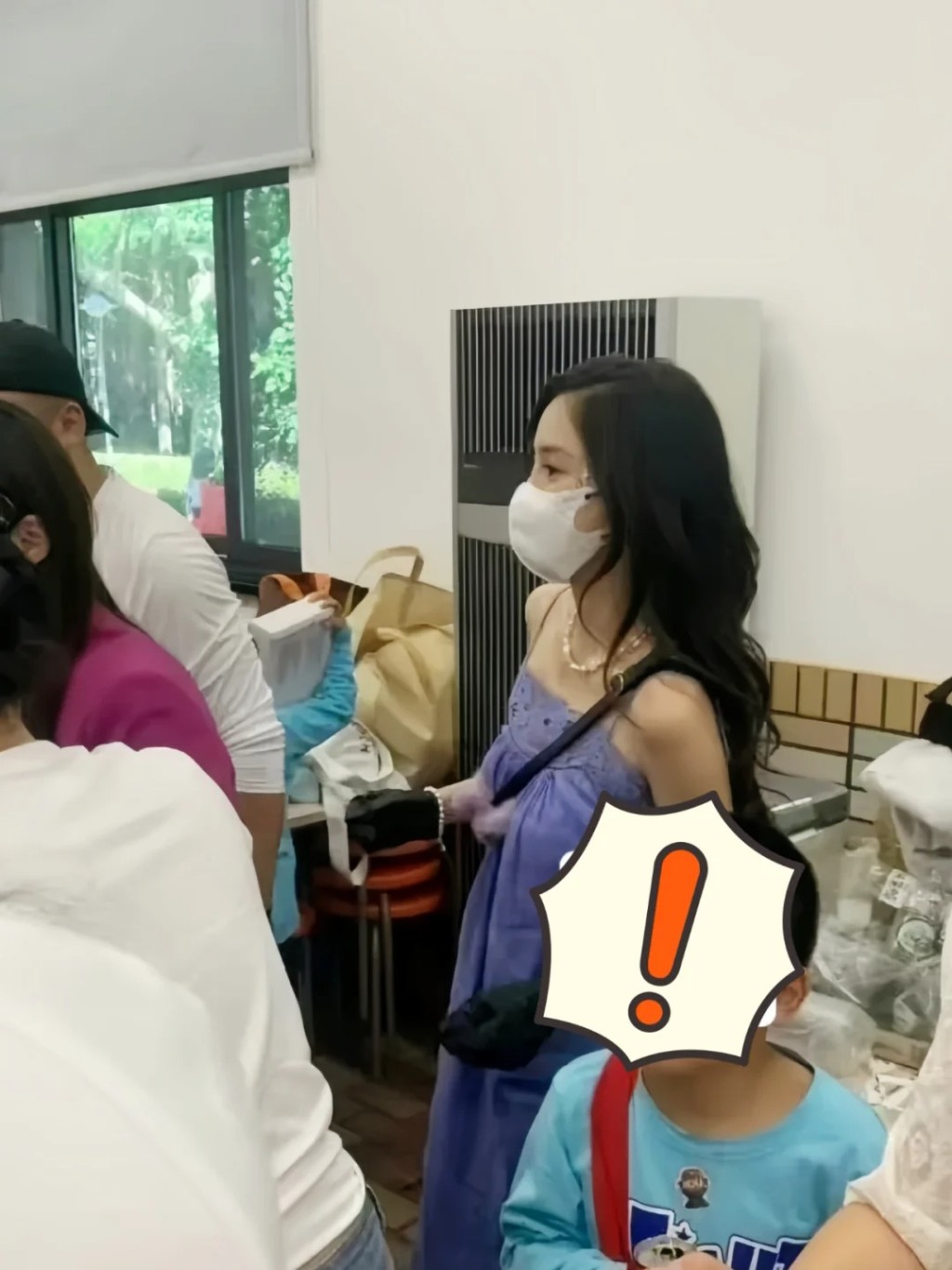 Angelababy为小海绵学校的活动帮忙义卖。 Angelababy为小海绵学校的活动帮忙义卖。