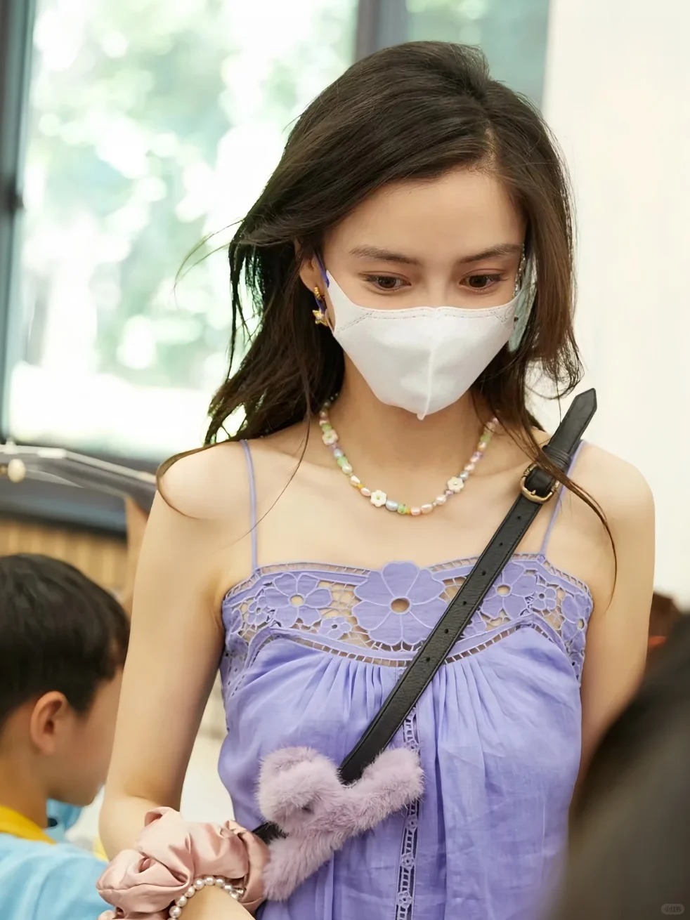 Angelababy长发披肩,身穿熏衣草紫幼肩吊带长裙,露出白滑的肩颈及肌肤,胸前的喱士令胸部若隐若现。 Angelababy长发披肩,身穿熏衣草紫幼肩吊带长裙,露出白滑的肩颈及肌肤,胸前的喱士令胸部若隐若现。
