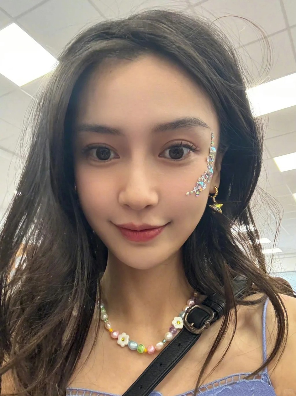 Angelababy眼角至脸颊贴上弯弯的闪石,妆容精致、气色很好。 Angelababy眼角至脸颊贴上弯弯的闪石,妆容精致、气色很好。
