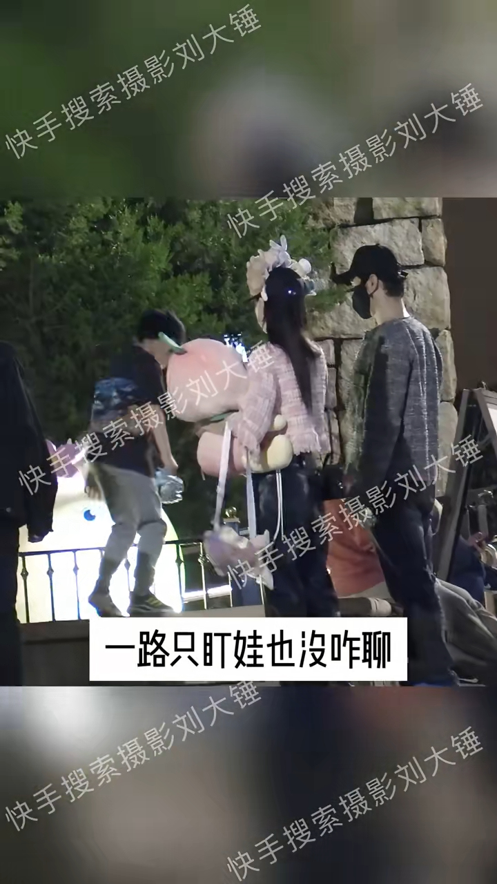 Angelababy更似乎心情不错,头上戴着公仔发箍,手上又抱着粉红色巨型公仔,少女心爆发。(刘大锤微博图片) Angelababy更似乎心情不错,头上戴着公仔发箍,手上又抱着粉红色巨型公仔,少女心爆发。(刘大锤微博图片) 