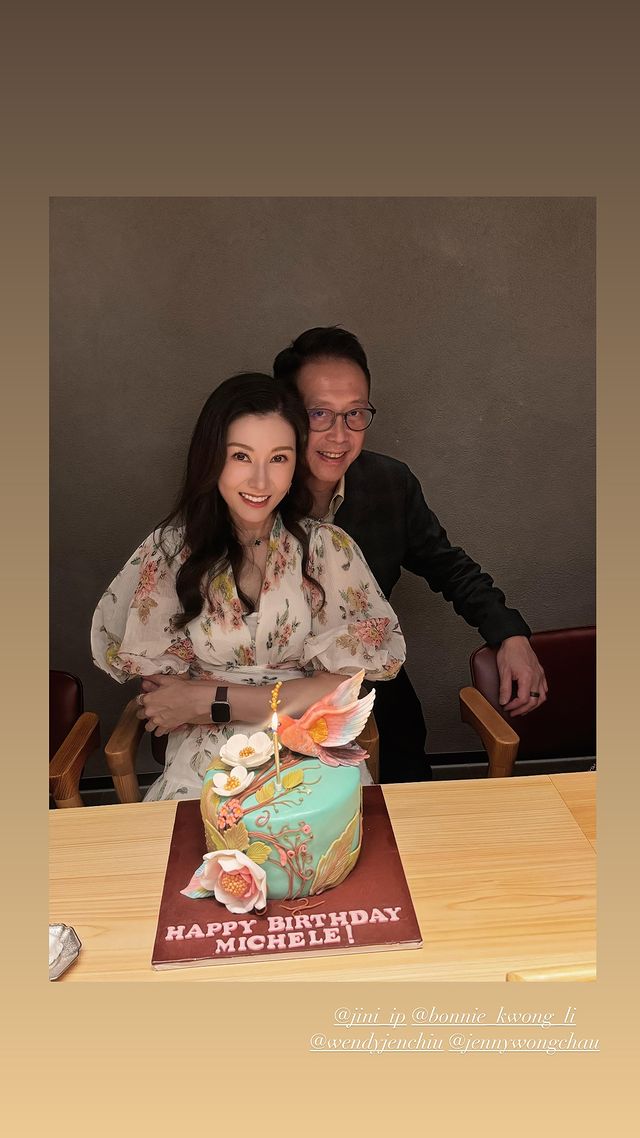 李嘉欣庆祝54岁生日与老公放闪,许晋亨坐在太太身后合照。 李嘉欣庆祝54岁生日与老公放闪,许晋亨坐在太太身后合照。