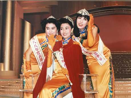 李嘉欣(中)是1988年度港姐冠军兼最上镜小姐,又夺得华姐冠军。 李嘉欣(中)是1988年度港姐冠军兼最上镜小姐,又夺得华姐冠军。