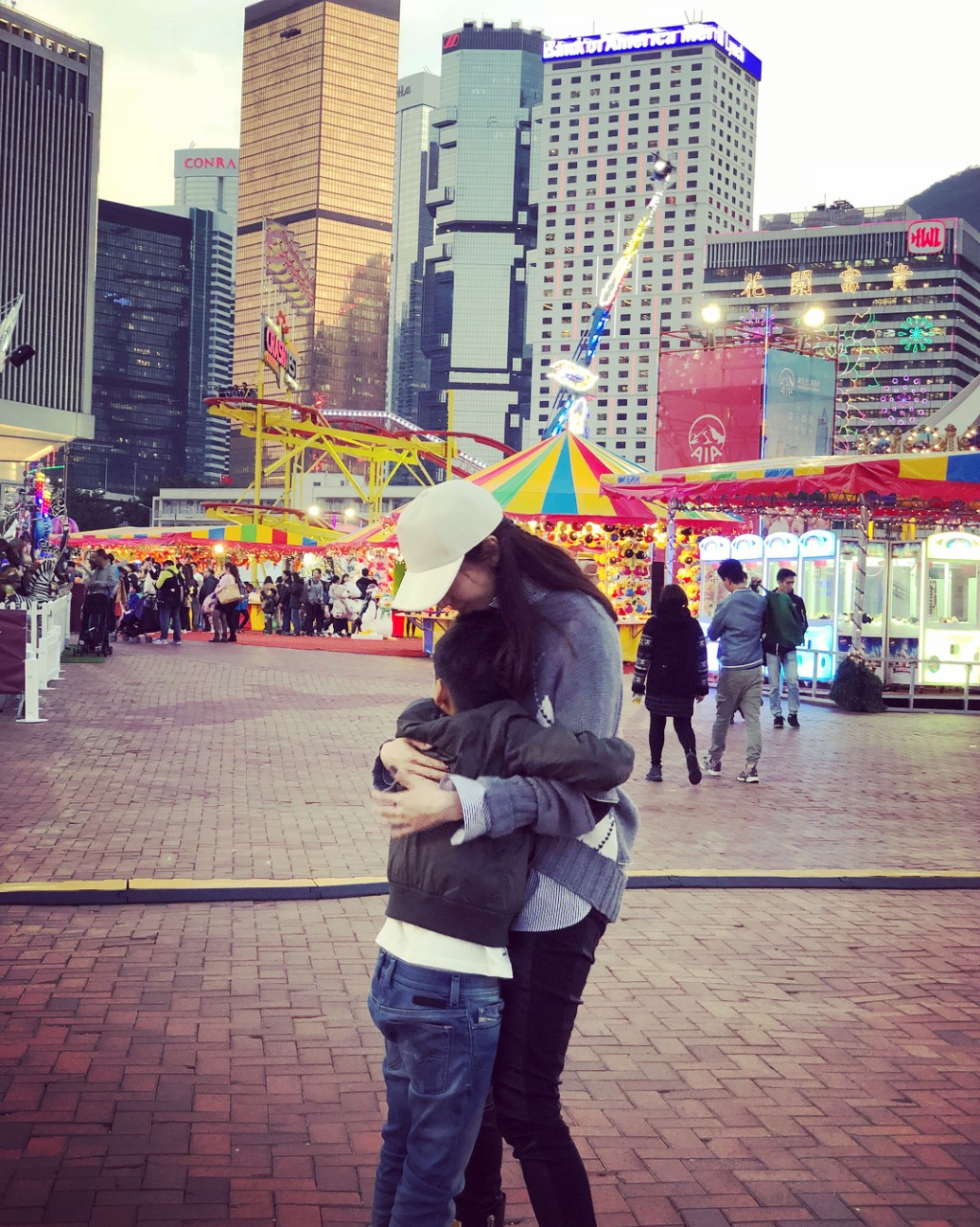 李嘉欣每次晒母子照,都会刻意避开囝囝正面。 李嘉欣每次晒母子照,都会刻意避开囝囝正面。