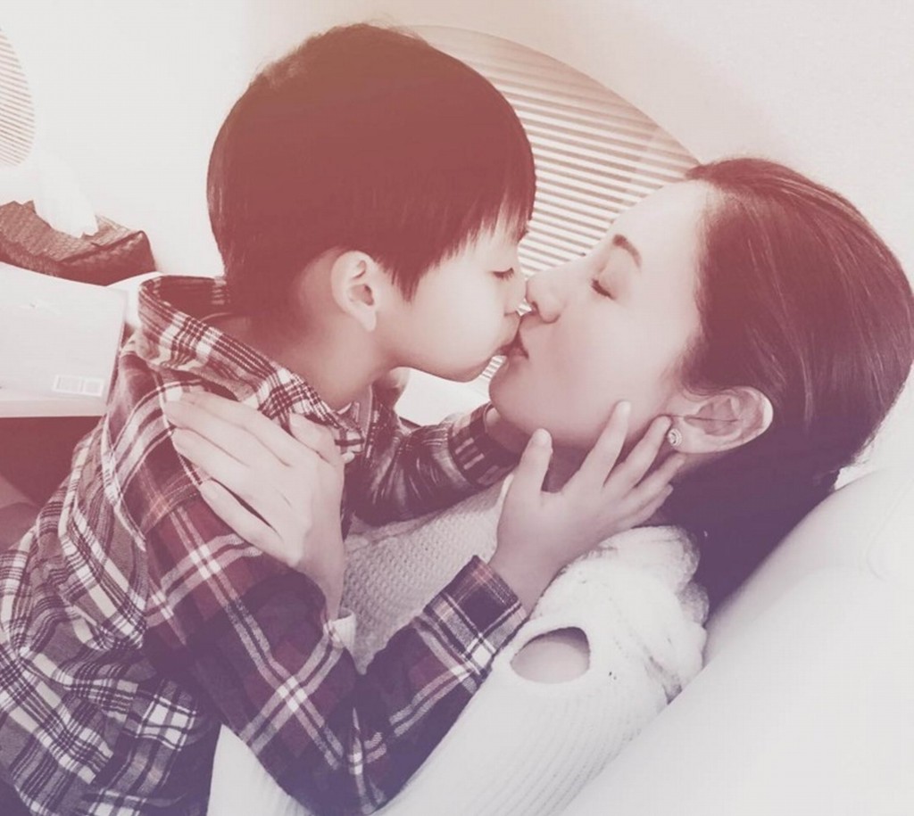 李嘉欣曾与儿子Jayden嘴对嘴亲吻,网民反应两极。 李嘉欣曾与儿子Jayden嘴对嘴亲吻,网民反应两极。