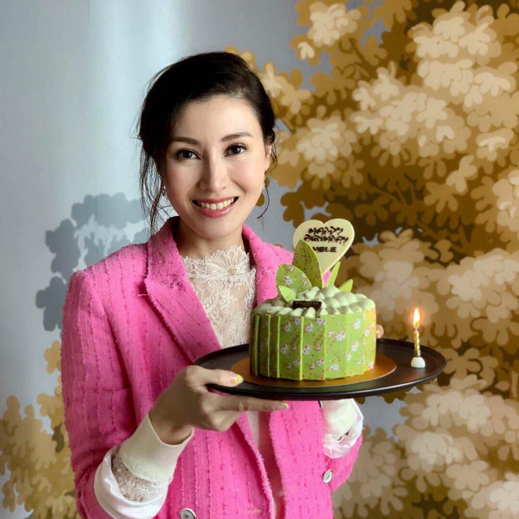 李嘉欣庆祝活动一浪接一浪。 李嘉欣庆祝活动一浪接一浪。