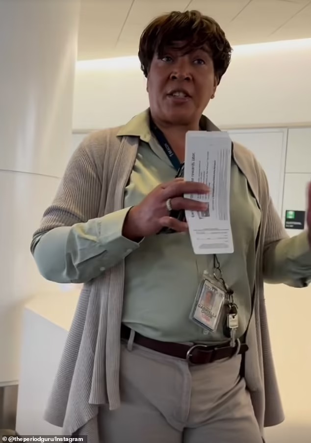 联合航空职员表明机长同意拒载。网图 联合航空职员表明机长同意拒载。网图