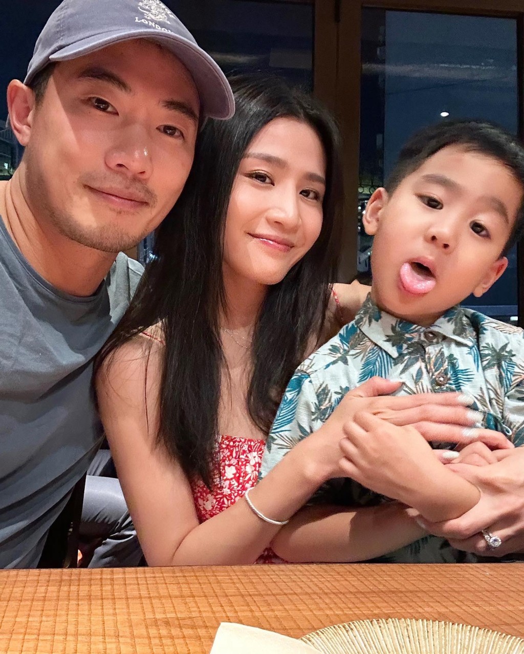 林芊妤一家三口好幸福。 林芊妤一家三口好幸福。