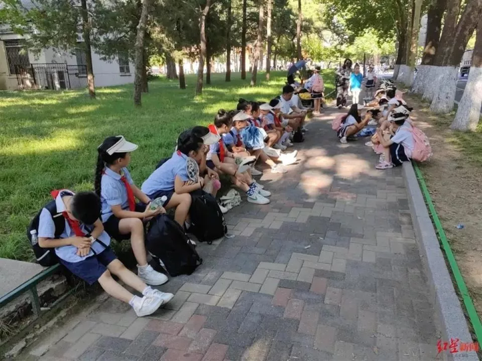 清华大学谢绝商业一日游，黄牛称300元可进校园