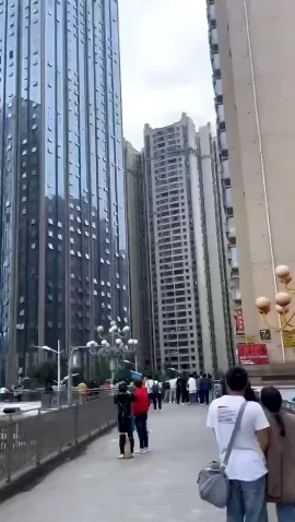 为躲抓奸 贵阳男徒手攀爬30楼 震惊网民 成龙都不敢干