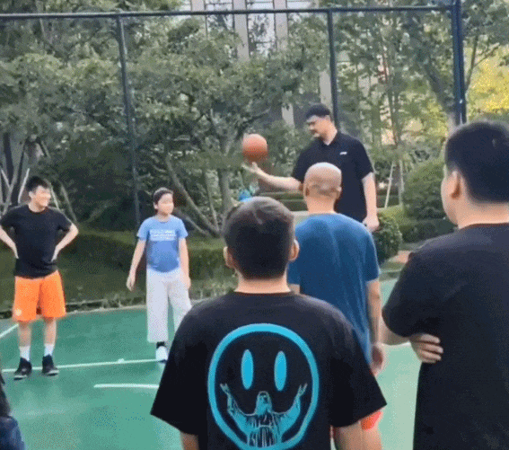 姚明全家亮相,14岁女儿身高目测超1米9