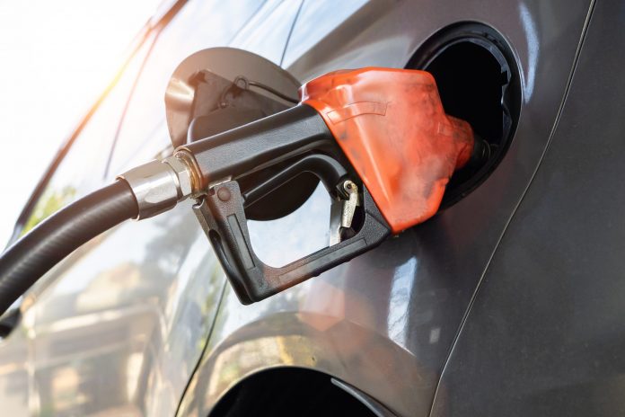 vecteezy_refuel-at-gas-station-refuel-with-gasoline_9727423-scaled.jpg 图片