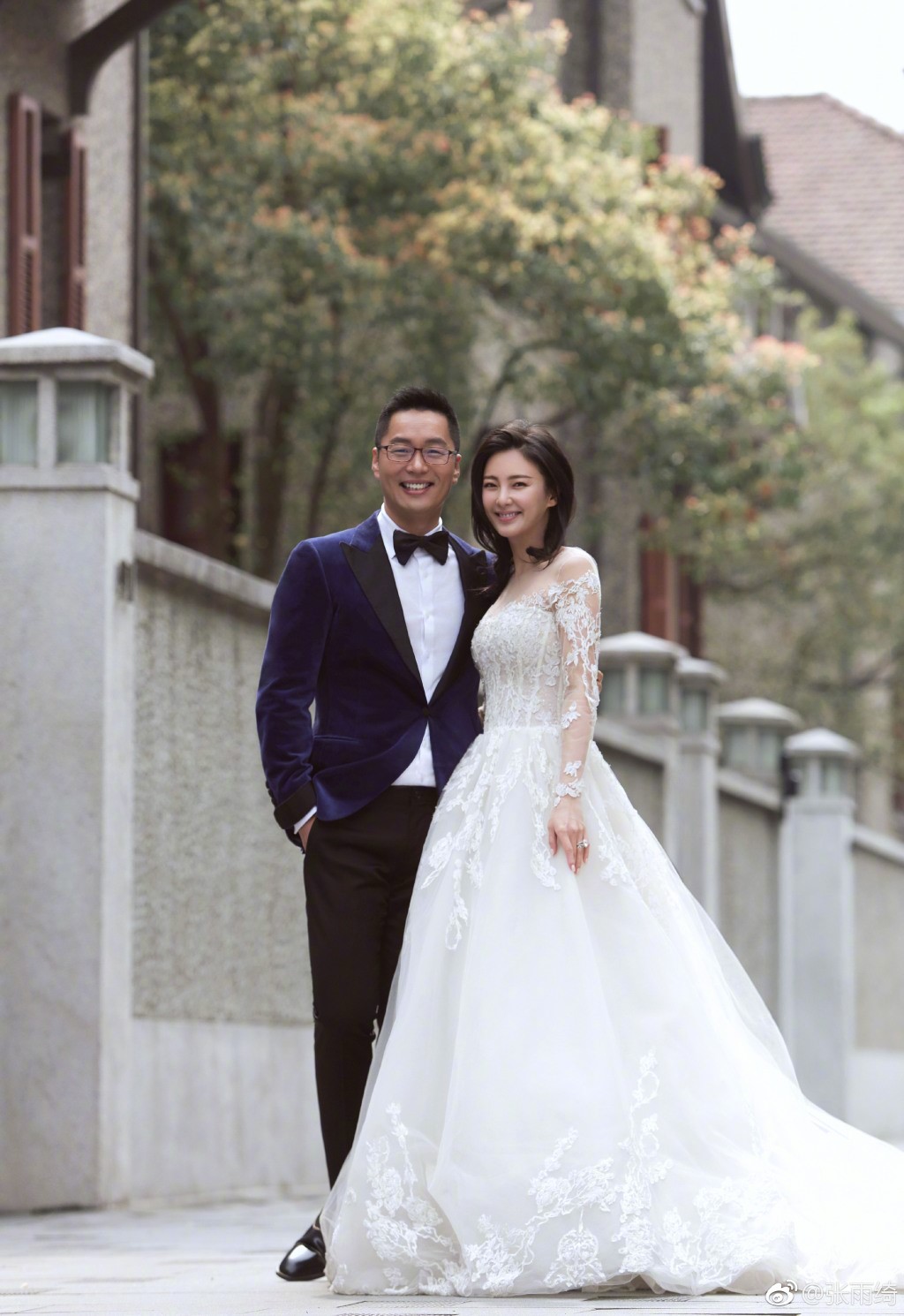 袁巴元与张雨绮拍拖约两个月即结婚。 袁巴元与张雨绮拍拖约两个月即结婚。