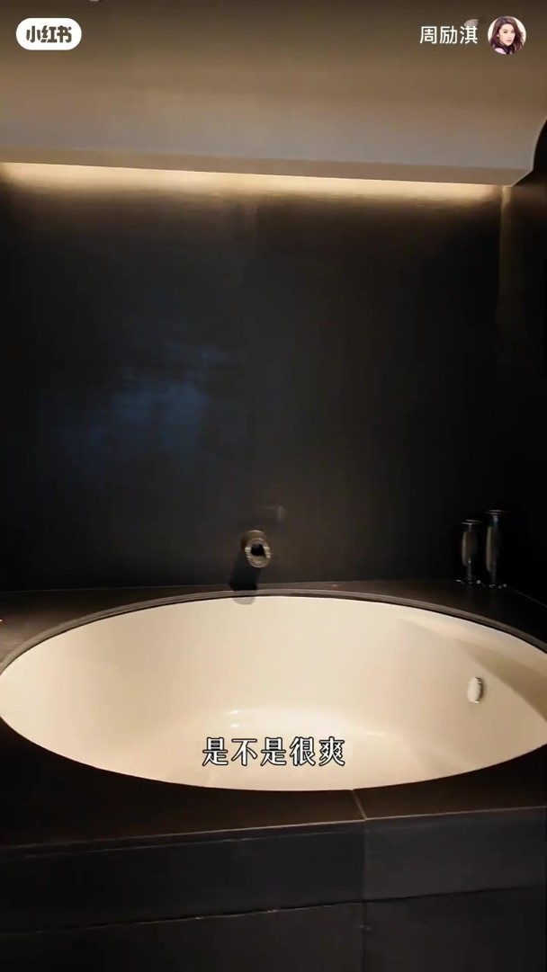 淋浴间更有大型浸浴缸。 淋浴间更有大型浸浴缸。