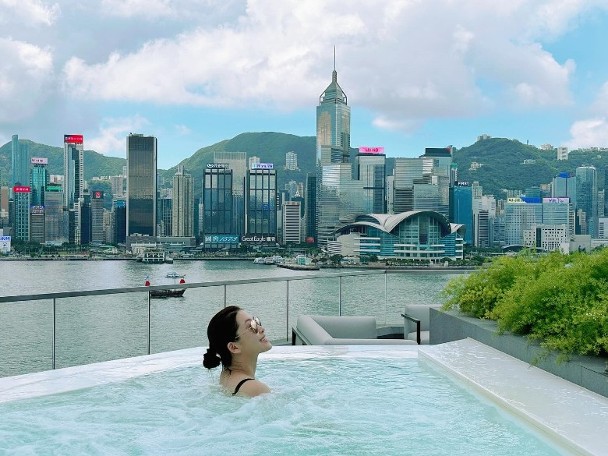 此外,该房间具有特大露台及露天按摩池,靓靓的维港景色一览无遗。 此外,该房间具有特大露台及露天按摩池,靓靓的维港景色一览无遗。