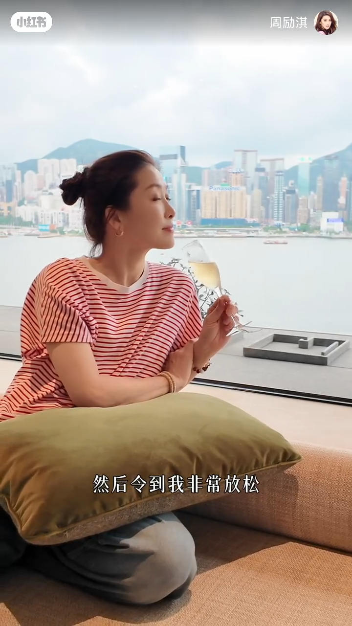 此外,该房间具有特大露台及露天按摩池,靓靓的维港景色一览无遗。 此外,该房间具有特大露台及露天按摩池,靓靓的维港景色一览无遗。