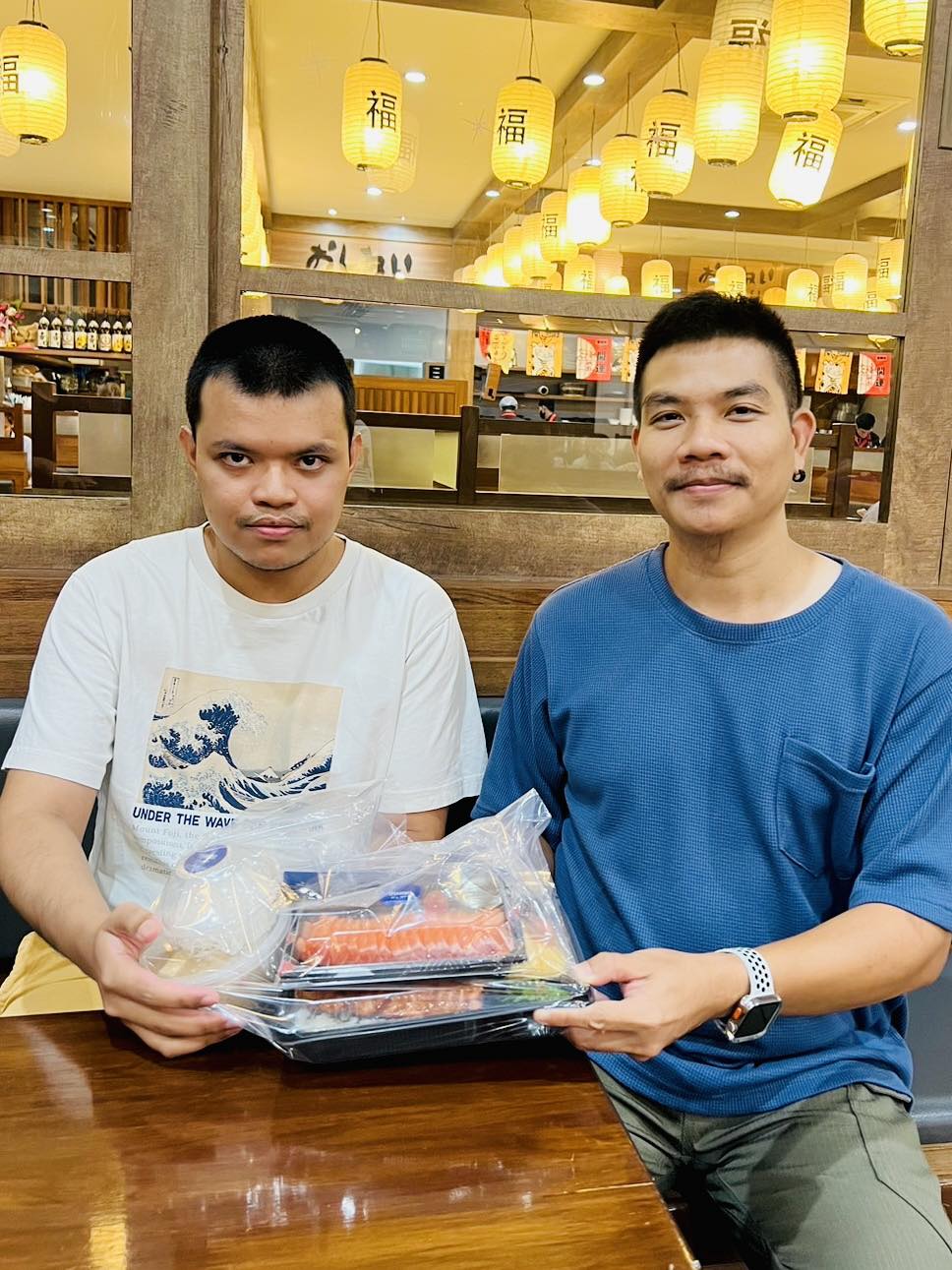 班克(左)在餐厅接受访问,老板送上他最爱的鱼生。 facebook 班克(左)在餐厅接受访问,老板送上他最爱的鱼生。 facebook