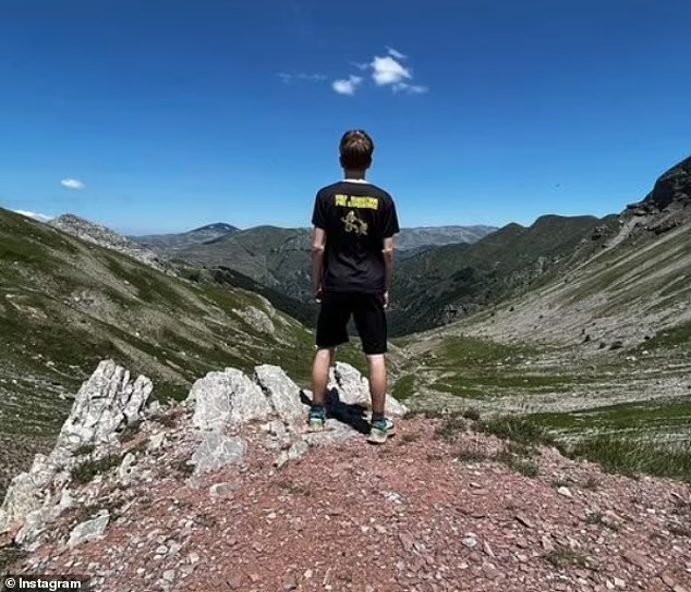 罗威生前不时在社交网上分享与儿子行山的照片。网图 罗威生前不时在社交网上分享与儿子行山的照片。网图