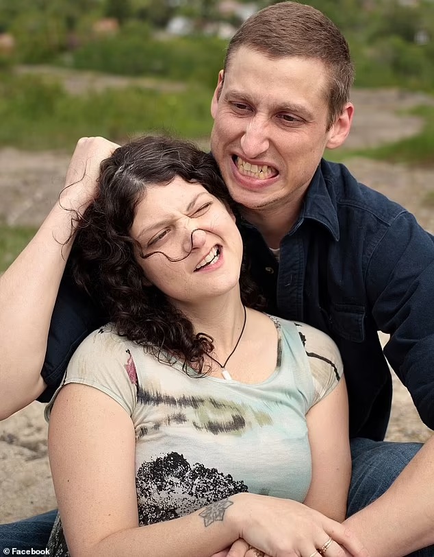 内弗上月才与妻子凯瑟琳庆祝结婚十周年。网图 内弗上月才与妻子凯瑟琳庆祝结婚十周年。网图