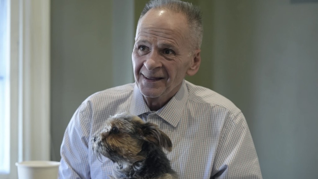 苏利文害怕与人交往,专心照顾爱犬和姊妹养的白鸽。 美联社 苏利文害怕与人交往,专心照顾爱犬和姊妹养的白鸽。 美联社