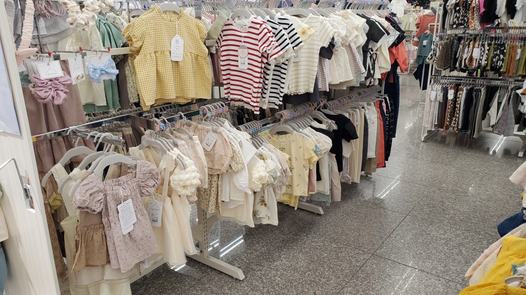 新规定下退税商品将不再分为「一般品」或「消耗品」,而在现有规定下,衣服被归类为「一般品」。 新规定下退税商品将不再分为「一般品」或「消耗品」,而在现有规定下,衣服被归类为「一般品」。