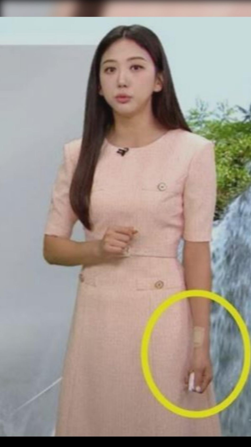 吴尤安娜左手上有胶布,疑掩盖自残痕迹。(网络图片) 吴尤安娜左手上有胶布,疑掩盖自残痕迹。(网络图片)