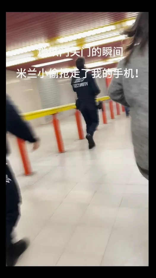 中国女生米兰被抢手机 怒跑数百米与警联手擒小偷