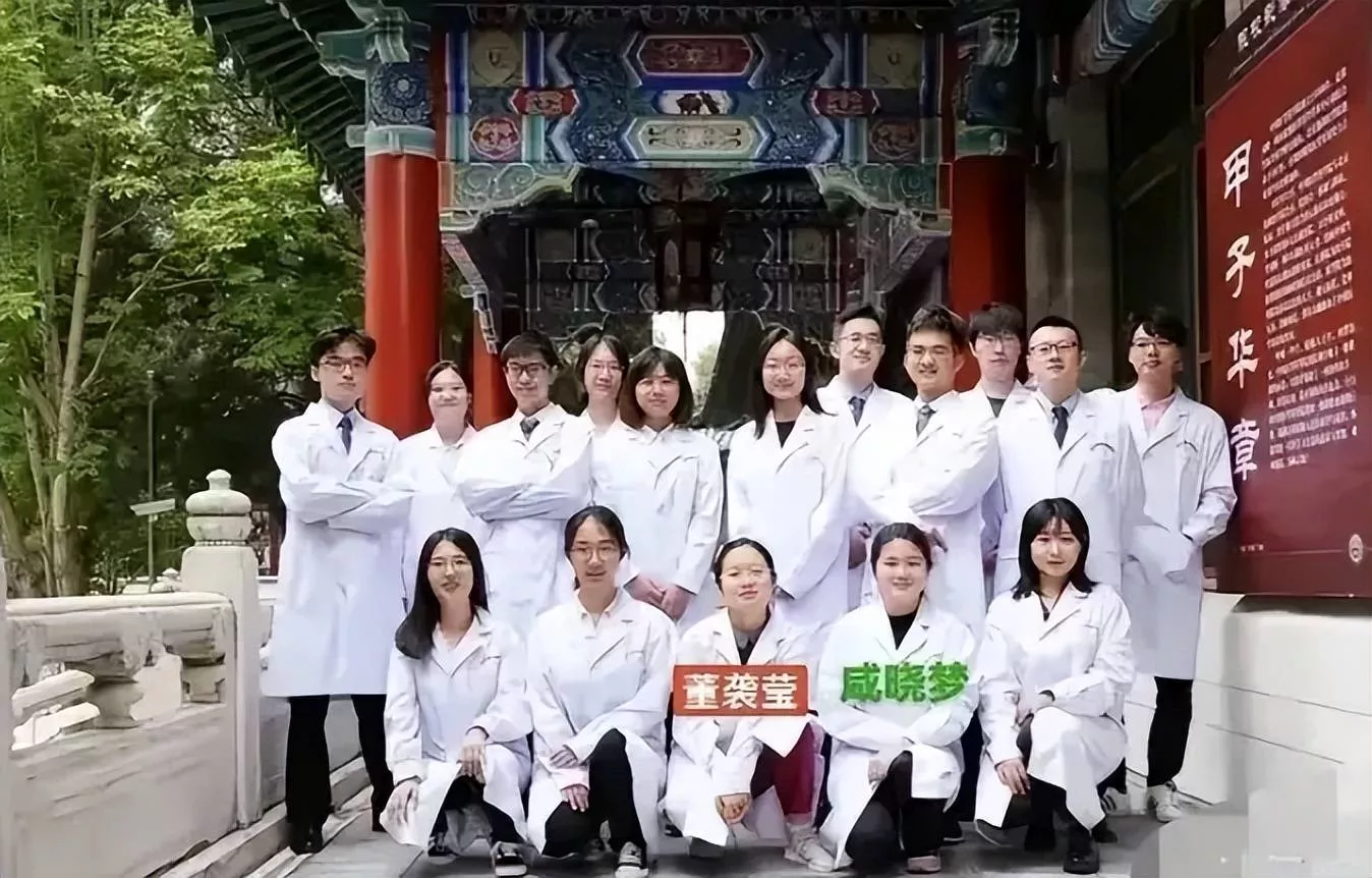 董袭莹的实力不容小觑！4+4项目大合影，稳居c位