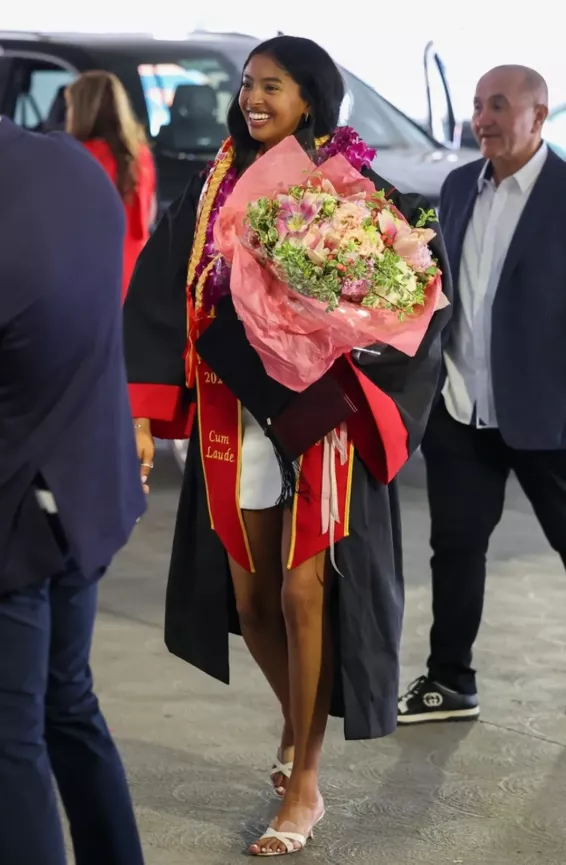科比遗孀惊艳女儿的毕业礼,无名指戴大钻戒