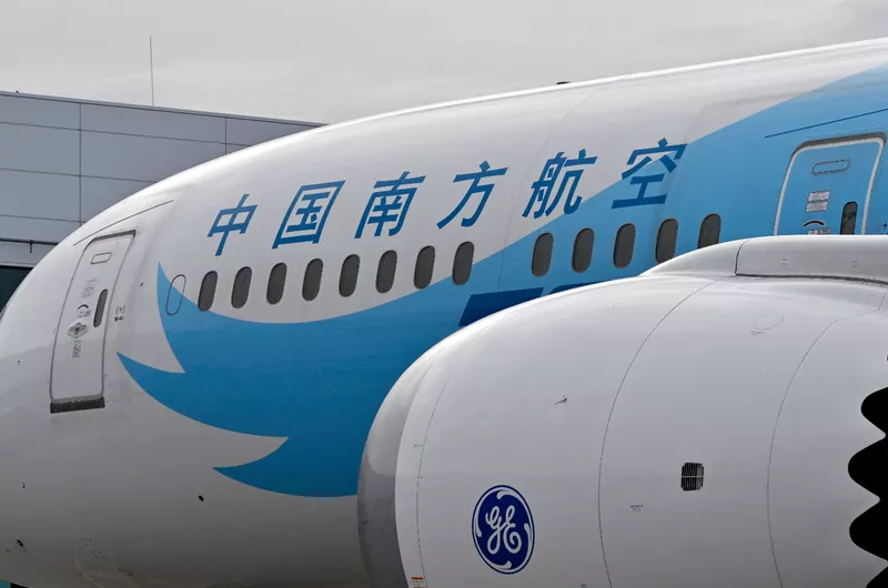 南方航空机长刺伤领导后身亡 妻子怀疑遭推下楼