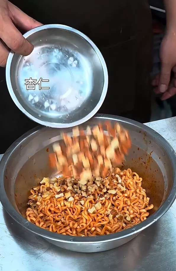 厨师制“方便面月饼” 网惊叹:感动到眼泪从嘴角流下
