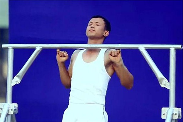 据英国《镜报》9月9日报道，这名印度男子仅用他的两根小拇指，就在30秒内做了16次引体向上，创造了“小指引体向上”的吉尼斯世界纪录。