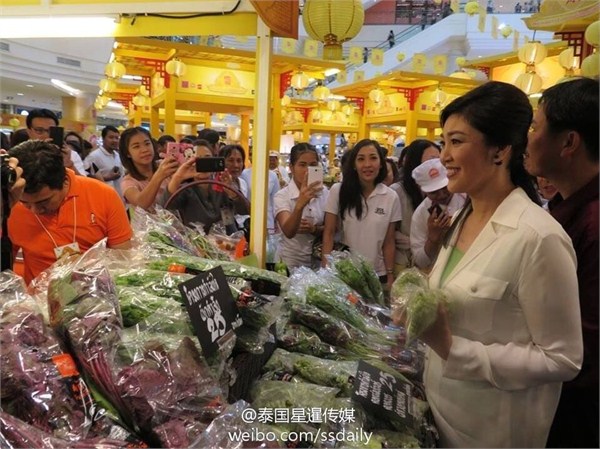 图为泰国前总理英拉现身曼谷The Mall商场，购买素食。