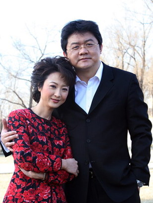 前几日阿里上市，观察者网曾关注过主持人胡紫薇的微博言论。今日，南都周刊记者于丽丽采访了胡紫薇，她这样形容自己：“我是一条尊重游戏规则的蛇，如果决定咬人，肯定是觉得遇到极大危险，迫在眉睫。”