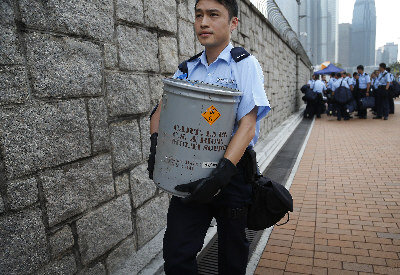 香港警察2日从解放军营区携带出包括橡胶子弹等驱散示威民众的器具到政府总部。(美联社)
香港警察2日从解放军营区携带出包括橡胶子弹等驱散示威民众的器具到政府总部。(美联社)