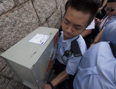 香港警察2日从解放军营区携带出包括橡胶子弹、催泪弹等驱散示威民众的器具到政府总部。(欧新社) 香港警察2日从解放军营区携带出包括橡胶子弹、催泪弹等驱散示威民众的器具到政府总部。(欧新社)