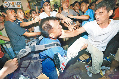 香港旺角「佔中」与「反佔中」群众3日发生冲突,一名男子起脚踢向对方。(香港东方日报提供)
香港旺角「佔中」与「反佔中」群众3日发生冲突,一名男子起脚踢向对方。(香港东方日报提供)