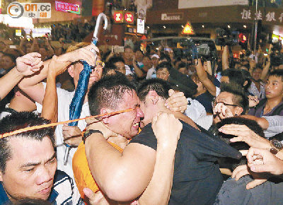 香港旺角「佔中」与「反佔中」群众3日发生冲突,双方互相殴斗,场面极为溷乱。(香港东方日报提供)
香港旺角「佔中」与「反佔中」群众3日发生冲突,双方互相殴斗,场面极为溷乱。(香港东方日报提供)