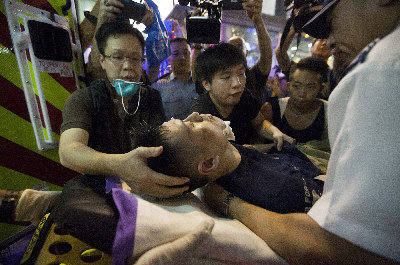 香港「佔中」与「反佔中」群众3日发生冲突,一名在旺角「佔中」学生受伤送医。(欧新社) 香港「佔中」与「反佔中」群众3日发生冲突,一名在旺角「佔中」学生受伤送医。(欧新社)