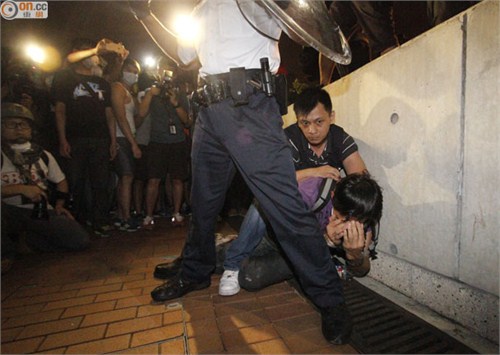 香港2警察执行公务被包围 今晨拆除旺角路障及帐篷 