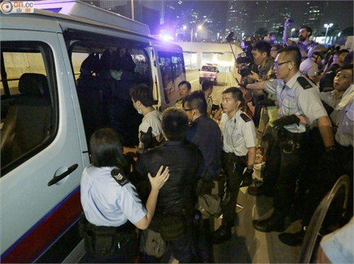香港2警察执行公务被包围 今晨拆除旺角路障及帐篷 
