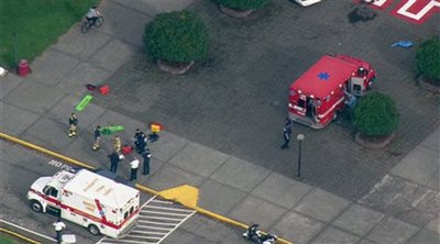 华盛顿州今发生校园枪击案2死。图枪击案发生后，医护人员与救护车正在待命。美联社