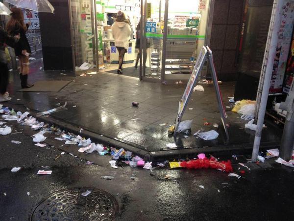 万圣节后日本东京街头垃圾遍地 网友热议中国成最大输家