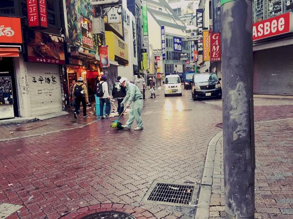 万圣节后日本东京街头垃圾遍地 网友热议中国成最大输家
