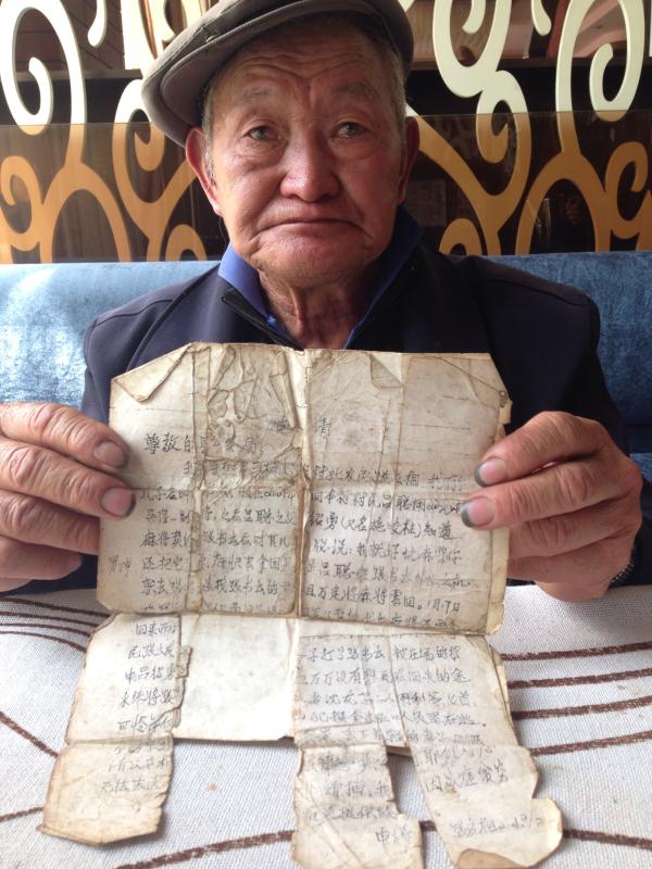 60多岁的张应香老人,怀揣着10年前的检举信和1万元钱,离家整整四年,在云南四处追寻杀害儿子的凶手,这份检举信拿起来就像一片碎布片。