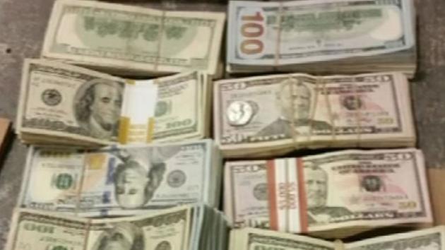 加州汉堡王员工拾金不昧：捡到10万美金背包 苦等失主(图)