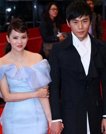 盘点娱乐圈二婚嫁给头婚嫩男的女星(图)