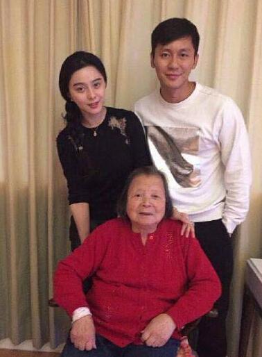 范冰冰与李晨热恋?与男方姥姥合影曝光