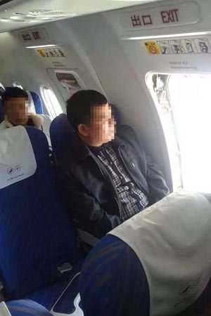 南航一航班上,一乘客私自打开安全门。@空姐网供图