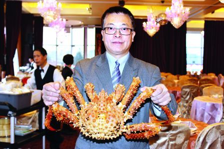皇帝蟹产季已到，多间温哥华餐厅的皇帝蟹价格逼近每磅50元。（张伶铢摄）